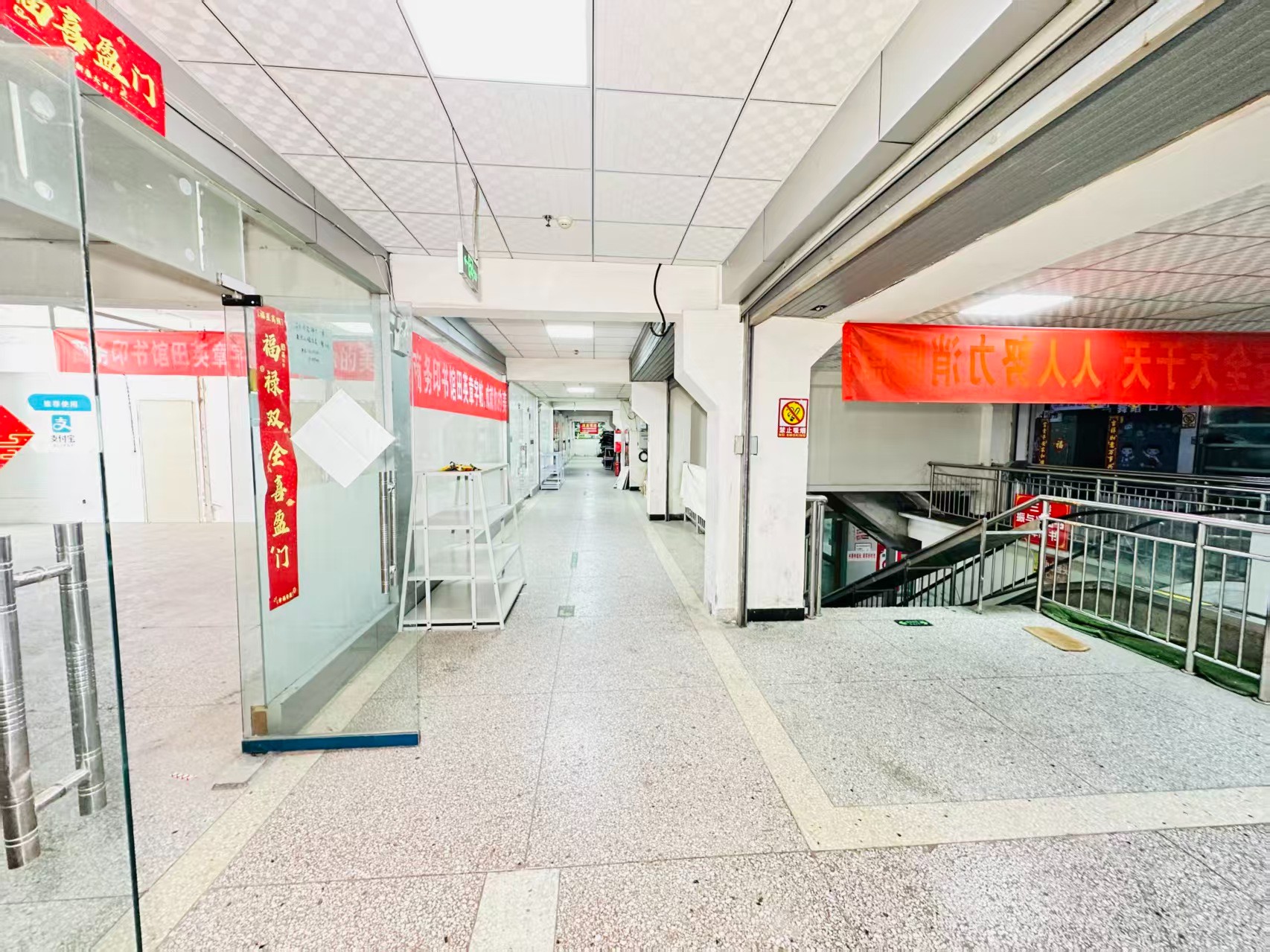 兴隆寨东区新南五街引入人工智能技术应用场景，推动AI与商业、零售、电商、企业服务等领域融合发展。